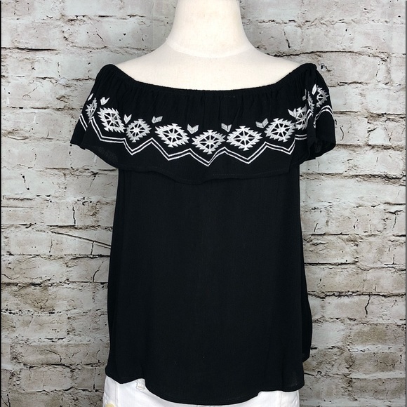 ALYA • Francesca’s Collection Top - Picture 2 of 8